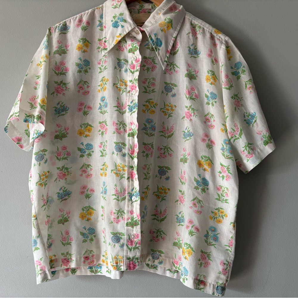 Charming vintage floral blouse with the perfect cottagecore prairie vibe 🌷